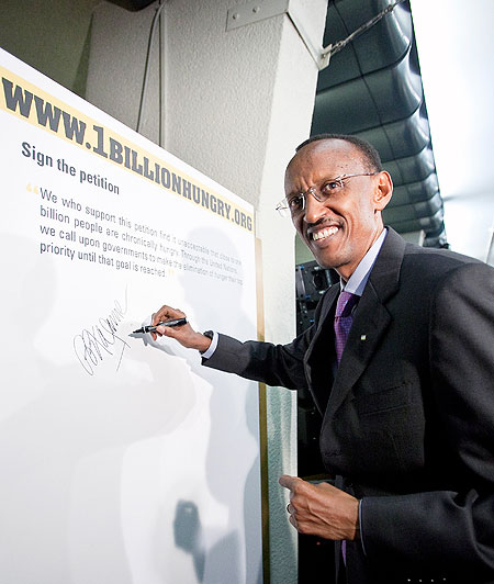 President Kagame signed the the 1billionhungry petition to end hunger, yesterday in Rome. (Photo. FAO)