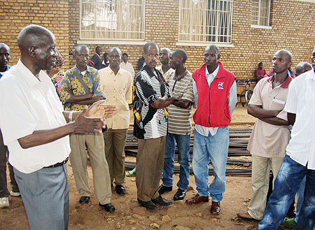Major General Paul Rwarakabije (L) talks to ex-combatants from Huye on Tuesday. (Photo: P. Ntambara)