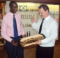 Alphonse Umulisa handing over a gift to Guido Gryseels (Photo; P. Ntambara)