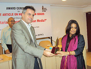Tusha Mittal (of Tehelka Media) recieves her award from Franu00e7ois Stamm, the ICRC India Head of Regional Delegation. Photo D.Sabiiti