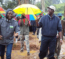 PM Makuza (R) during a tree planting exercise at Kitabi Tea Factory. Photo P. Ntambara