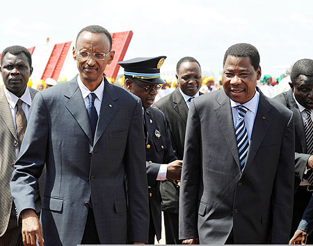 President Kagame being received by President Yayi Boni on his arrival in Cotonou yesterday (Photo Urugwiro Village)