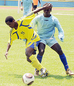 Despite not getting on the score sheet, Amavubi skipper Haruna Niyonzima (L) had a good game yesterday. (File Photo)