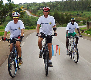 Rick (C) with a friend from Netherlands and cycling coach Paul Vuningoma en route to Kigali (Photo; G. Iribagiza)