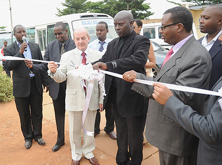 Kicukiro Mayor Paul Jules Ndamage (C) flanked by KBS Managing Director Brendan Maguire and the Company CEO Charles Ngarambe (L) launching the new buses. (Photo J Mbanda)