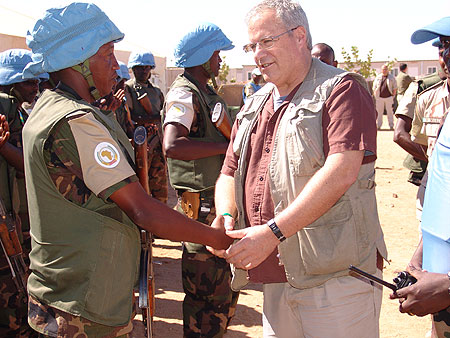 Rtd. Gen. Scott Gration talks to a Rwandan peacekeeper in Sudan (Photo J.Karuhanga)