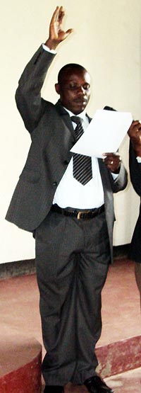 Nyabihu Mayor Jean Damascene Ndagijimana taking the oath against corruption (Photo A. Ngarambe).