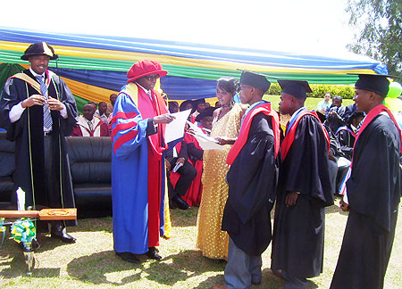 Minister Harebamungu hands over certificates of exemplary performance to best students during the graduation ceremony. (Photo A. Gahene.)