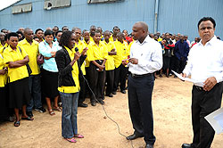UTEXRWA employees express their dissatisfaction before Gasabo District Executive Secretary Ibrahim Ndagijimana and the Company General Manager Trivedi Deepak (Photo J Mbanda)