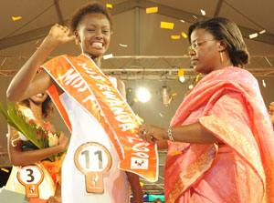 Tears of Joy! Miss Rwanda 2009, Grace Bahati being crowned by Minister of Gender and Family Promotion, Dr. Jeanne du2019Arc Mujawamariya.