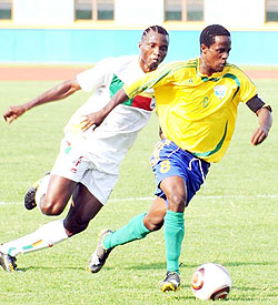 Amavubi captin Haruna Niyonzima (R) has called upon his teammates to rise up to the challenge this Saturday. (File Photo)
