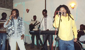 Natty Dread (R) and Pacco performing (Photos / L/Nakayima)