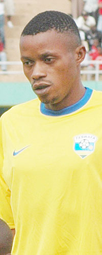 Mafisango couldnot stop his side Azam FC from defeat against fierce rivals Yanga. (File photo)