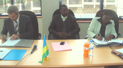 Dr. Stephan Klingebiel (L), Local Government Permanent Secretary, Cyrille Turatsinze and Laetitia Nkunda, CDF Director during the signing of the agreement. (Photo. G.Mugoya.)