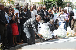 Ministry of Youth PS Edward Kalisa (right laying wreath) leads EAC youth in paying tribute to Genocide victims at Gisozi. (Photo: J. Mbanda)