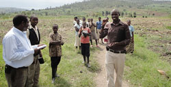 5-2 REACH and SNV officals visiting Chilldren in their gardens. (Photo.D. Ngabonziza)