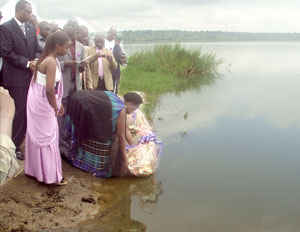 Eastern Province Governor, Aisa Kirabo and survivors of Rukumberi laying a wreath on graves of area genocide remains (File photo)