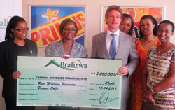 Sven Piederiet the managing Director of Bralirwa (C) hands over a dummy cheque to members of he Unity club (Photo T.Kisambira)