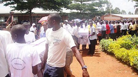 Hundrends of mourners carry remains for burial in Eastern Province. More remains were interred yesterday in the Western Province (Photo / S. Rwembeho)