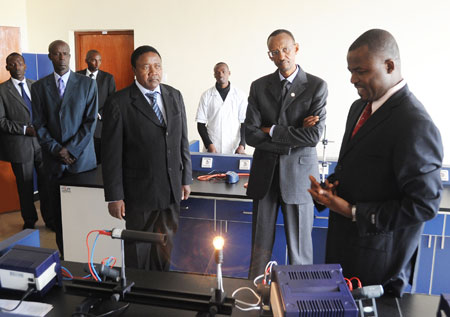  President Kagame touring the new laboratories at KIST (Photo Village Urugwiro).