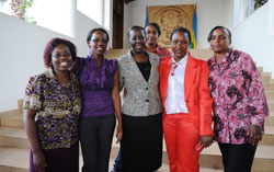 Minister Mushikiwabo (C) with some members of the Malawian and Zambian Diaspora delegation (Photo Village Urugwiro).