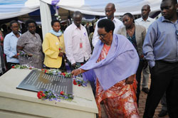 Relatives of former US embassy employees during the remembrance (Photo; J. Mbanda).