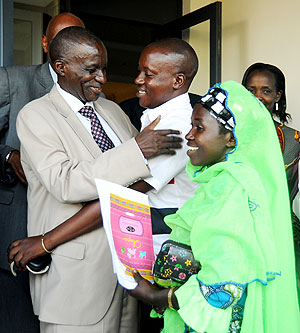 Major General Paul Rwarakabije welcomes one of the refugees from Congo Brazzaville(Photo T.Kisambira)