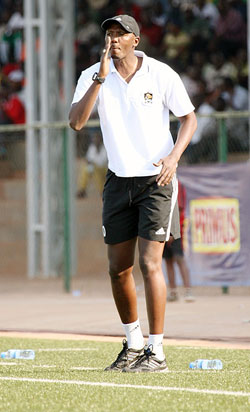 APRu2019s assistant coach Eric Nshimiyimana passes on a few tips to his players. (File photo)