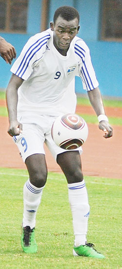 Bonfils Kabanda shields the ball from an Ivory Coast player during the 2011 CAF U-17 tournament. (File photo)