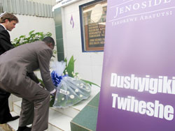 Youth Minister Protais Mitali (R) joins the Bralirwa Managing Director in paying tribute to former employees killed during the 1994 Genocide against Tutsi. (Photo J Mbanda).