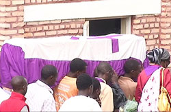 Mourners carrying the remains of Genocide victims in  Mbazi sector (Photo JP Bucyensenge).