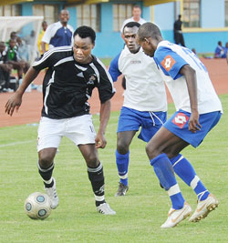 APRu2019s Joseph Bwalya tries to get past two Rayon defenders during last yearu2019s Shaka memorial Cup. APR avoided Rayon in yesterdayu2019s Peace Cup draws. (File photo)