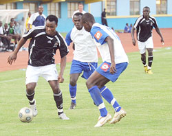 APR's Joseph Bwalya tries to get past two Rayon defenders during last year's Shaka memorial Cup. The Blues have won their last two games. (File Photo)