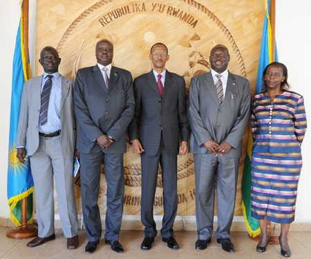 President Kagame with a delegation from Southern Sudan at Village urugwiro, yesterday. (Right) Foreign Affairs minister, Louise Mushikiwabo. (Photo Village Urugwiro)