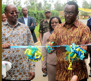 Prime Minister Bernard Makuza (R) commissioned a new road in Niboye Sector Kicukiro District on Tuesday. (Photo T.Kisambira)