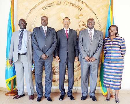 President Kagame with a delegation from Southern Sudan at Village Urugwiro, yesterday. (Right) Foreign Affairs minister, Louise Mushikiwabo. (Photo Village Urugwiro)