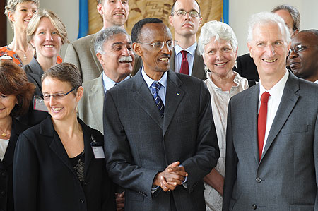 President Kagame with  Ira Magaziner (R) who headed a team of US health experts (Photo Urugwiro Village)