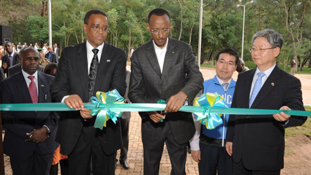 President Kagame innaugurates an ICT facilty at NUR, yesterday. The $4.7 million fully equipped complex was consutructed with the support of Korea. (Photo Village Urugwiro).