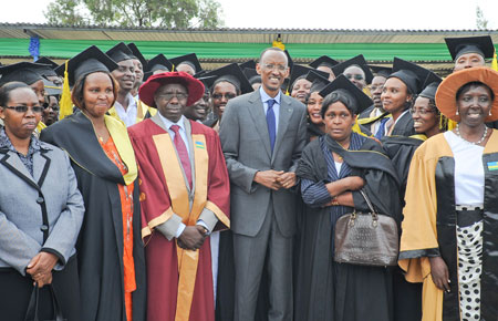 President Kagame with some of the ILDP graduands, yesterday. (Photo. Village Urugwiro)