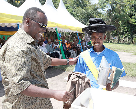 PM Makuza awards the best student in bee keeping.photo/T.Kisambira