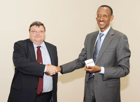 The outgoing  Finnish Ambassador, Juhani Toivonen, presenting President Kagame with a token of appreciation yesterday (Photo Village Urugwiro)