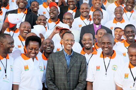 President Kagame poses with members of the business community of the Eastern Province at the beginning of their retreat. (Photo T. Kisambira)