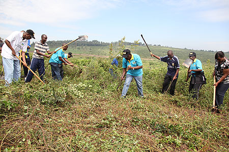 RAMA Staff  during community work after the launch of the Environment Protection Week (Photo T.Kisambira)