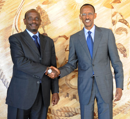 President Kagame and the EAC secretary General Dr. Richard Sezibera at Village Urugwiro, yesterday. (Photo Village Urugwiro)