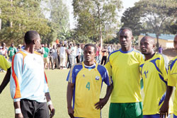 Amavubi captain Haruna Niyonzima (second left) moments after yesterdayu2019s training session. (Photo: T. Kisambira)