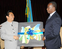 Prime Minister Bernard Makuza (R) presents a gift to the head of the Chinese delegation, Junqing Lu. (Photo J Mbanda)