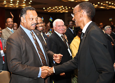 The Rev. Jesse Jackson greets President Kagame as Joe Ritchie (c), Rwandau2019s Honorary Consul to Chicago looks on. (Photo Village Urugwiro)