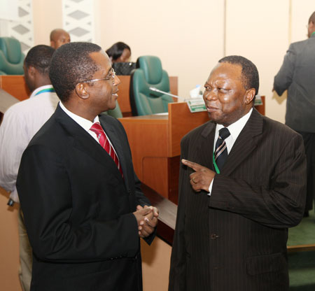 Senate president, Dr Vincent Biruta (L) ,chats with South Africa's Mninwa Mahlangu,  the Chairperson of the CPA Executive Committee,  (Photo T.Kisambira)