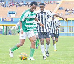 Haruna Niyonzima (R) battles for the ball with a Kiyovu player. (File photo)