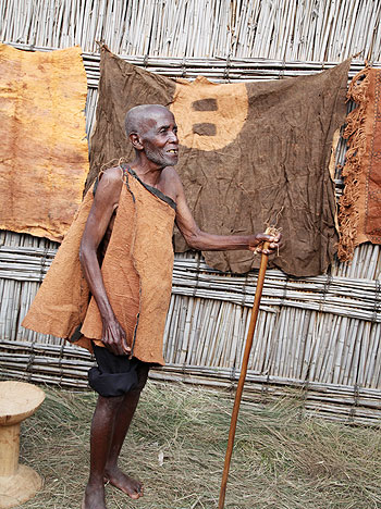 The 84- years -old Anon Girubuhe explaining how backcloth is extracted from tree trunks.